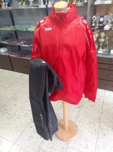 Read more about the article Regenjacke: 27,50 Euro UVP: 49,99 Regenhose: 20,50 Euro UVP: 29,99 Euro Einführungspreise gültig bis 30.11. und solange Vorrat reicht.